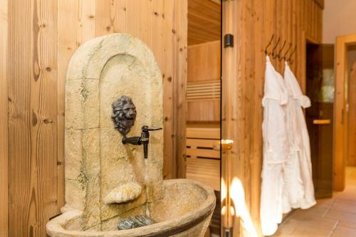 加伊斯博格费丽伊登酒店的客房内的石水槽浴室