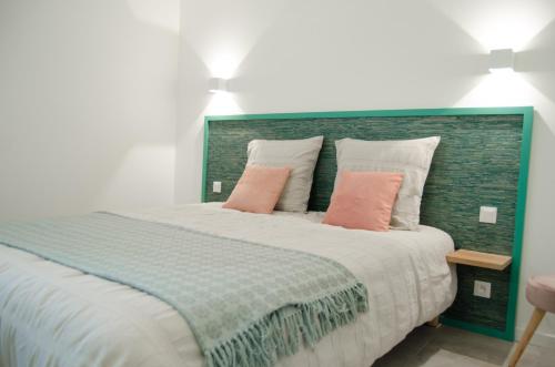 SoubiseGite de St Hilaire的一间卧室配有一张大床和两个枕头