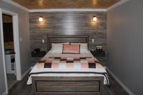 RaleighRaleigh Rooms & Taylor's Crafts的一间卧室配有一张带木制床头板的床