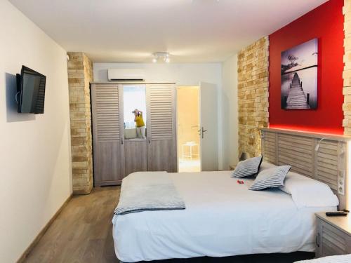 阿列日河畔的塔拉斯孔特哈诺斯特哈酒店的一间卧室设有一张红色墙壁的大床