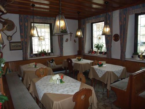 欧波楚巴赫埃尔泰珀斯特旅馆的用餐室设有桌椅和窗户。
