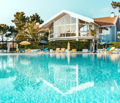孔波尔塔孔波塔之家旅游度假村酒店的别墅前的游泳池