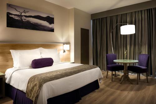 蒙特雷克里斯塔尔酒店客房内的一张或多张床位