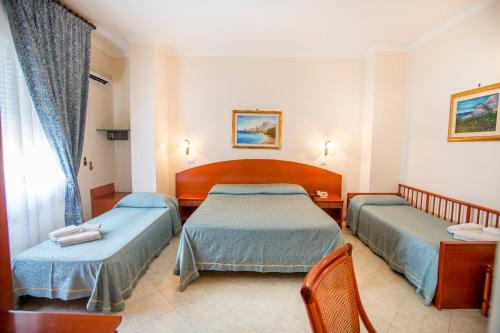 切法卢地中海酒店的酒店客房配有两张床和一张书桌