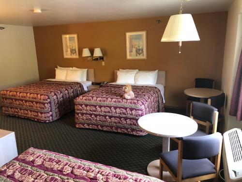科迪科迪国王酒店的酒店客房设有两张床和一张桌子。