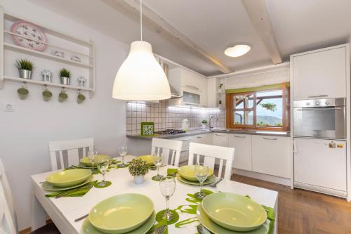 DesinićKuslec Holiday Home的厨房以及带桌椅的用餐室。