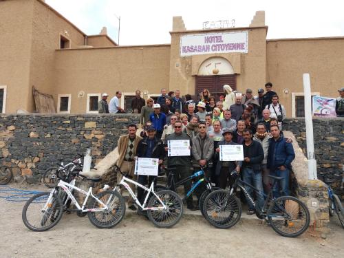 AgoudalKasbah Citoyenne的一群人用自行车拍照