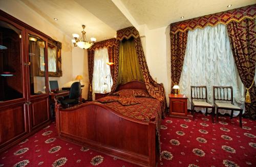 里加蒙特克里斯托精品酒店的一间卧室配有一张带天蓬的床