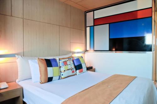 首尔钻石酒店的卧室设有白色的床和大窗户