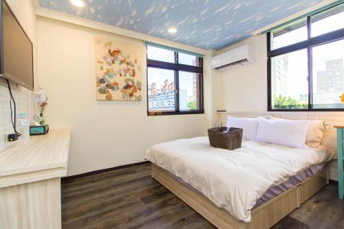 礁溪Meizhou Hot Spring Hotel溫泉商旅的一间卧室配有一张带白色床单和窗户的床。
