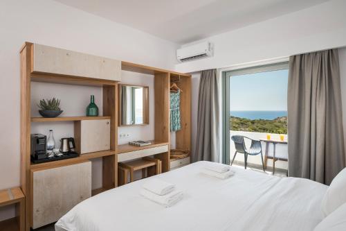 埃拉福尼西岛Glykeria Hotel的酒店客房设有一张床,享有海景。