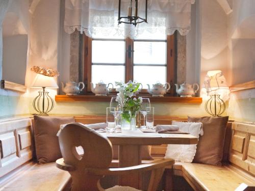 拉斯特Mooslechners Rusterhof的一间带桌子和窗户的用餐室