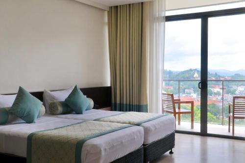 康提奥克雷遗产酒店的酒店客房设有两张床和一个阳台。