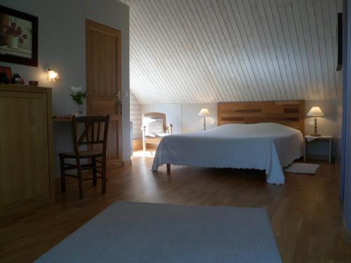 Tauxigny咏之钥住宿加早餐旅馆的卧室配有白色的床和桌椅