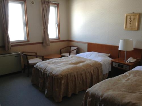 白马村哈珀坎旅馆的酒店客房带两张床和两个窗户
