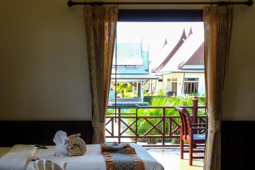 象岛象岛布塔恩度假酒店&Spa的一间卧室设有一张床,享有阳台的景色