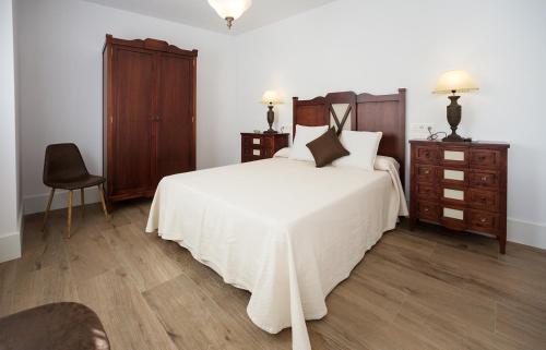 蒙特弗里奥Nuevo Monteftur的卧室配有白色大床和木制家具