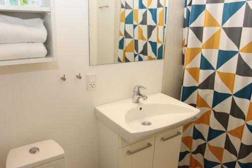 尼斯泰兹纳斯特哈维酒店的一间带水槽、镜子和卫生间的浴室