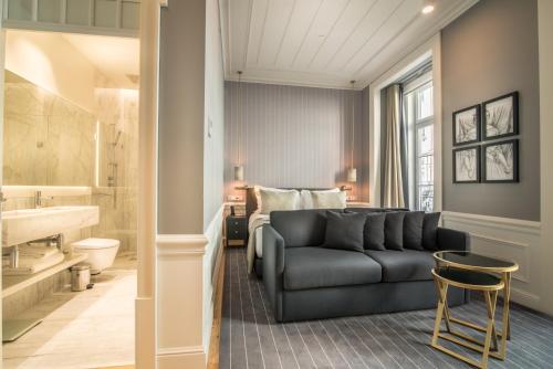 里斯本达巴克斯艾酒店的带沙发的客厅和卧室