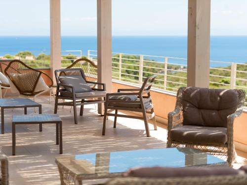 斯廷蒂诺阿西纳拉公园酒店的一个带桌椅的海景阳台