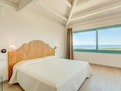 斯廷蒂诺阿西纳拉公园酒店的一间卧室设有一张床和一个大窗户