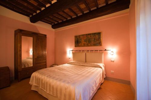 特拉西梅诺湖畔帕西尼亚诺casa vacanze passignano的一间卧室配有一张大床和镜子