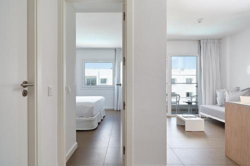 普拉亚登博萨伊维萨太阳公寓酒店的享有2个景色,设有一间卧室和一间客厅