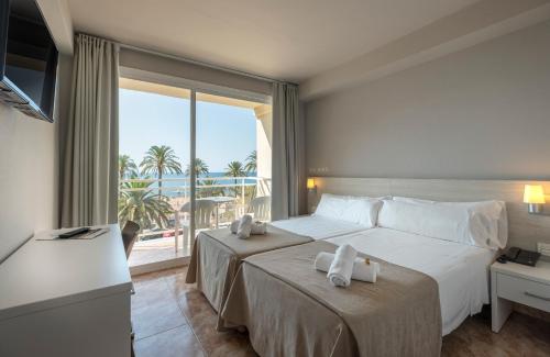 罗列特海岸Rosamar Maritim 4*的酒店客房设有一张床和一个大窗户