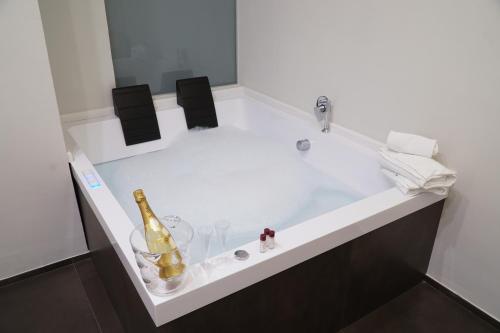那不勒斯Napoli Svelata的浴缸内装有香槟酒瓶和玻璃杯