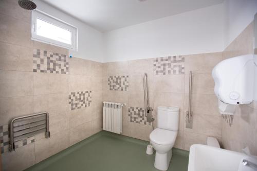 比拉尔瓦Albergue As Pedreiras的一间带卫生间和淋浴的浴室