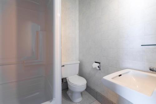圣费利西安德博杰思宾馆的白色的浴室设有卫生间和水槽。