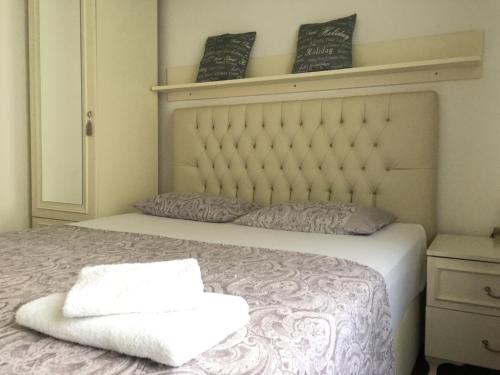 卡瓦拉Sweet Rooms Kavala的床上有2个枕头