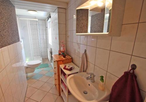 SilzFerienhaus Silz SEE 4581的一间带水槽和卫生间的浴室