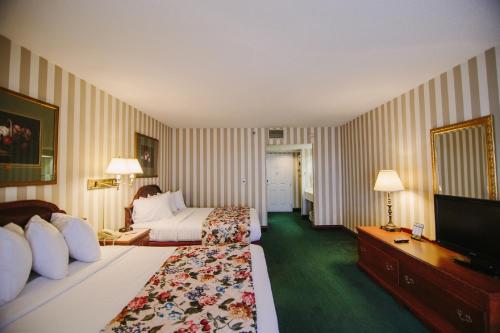 特拉弗斯城海岸度假酒店的酒店客房设有两张床和一台平面电视。