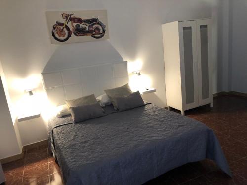 大塔拉哈尔塔梦内特旅馆的卧室配有一张壁挂摩托车的床