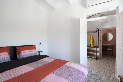 贝赫尔-德拉弗龙特拉Casa Bonhomía的一间卧室配有一张床,走廊配有镜子