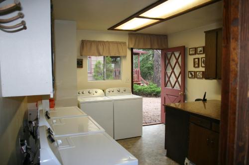 派托普湖畔Northwoods Resort Cabins的厨房配有洗衣机和烘干机