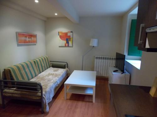 特拉马卡斯蒂拉·德·滕考达罗斯公寓的客厅配有沙发和桌子