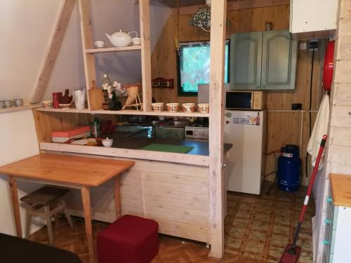 Wielki GłęboczekDomek nad jeziorem的厨房配有桌子和冰箱
