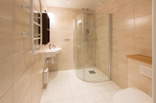 VemdalsskaletHovde Hotell的带淋浴和盥洗盆的浴室