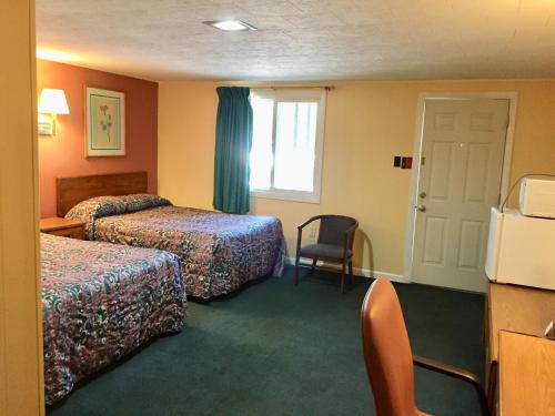 Boscawen埃尔姆伍德汽车旅馆的酒店客房设有两张床和窗户。