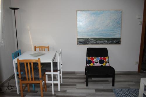 萨莫拉Monsalve10的一间带桌椅和绘画的用餐室
