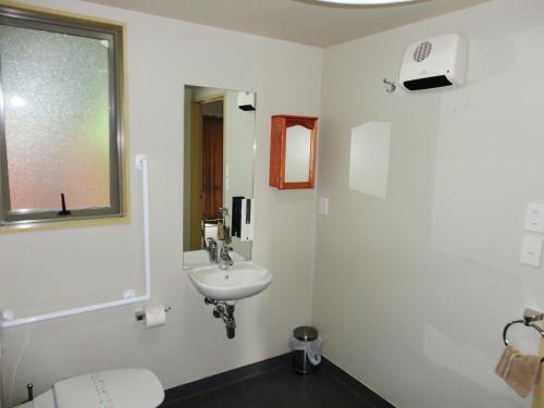 基督城百丽大道汽车旅馆的白色的浴室设有水槽和窗户。