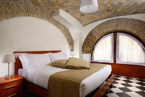 特米尼罗马酒店客房内的一张或多张床位