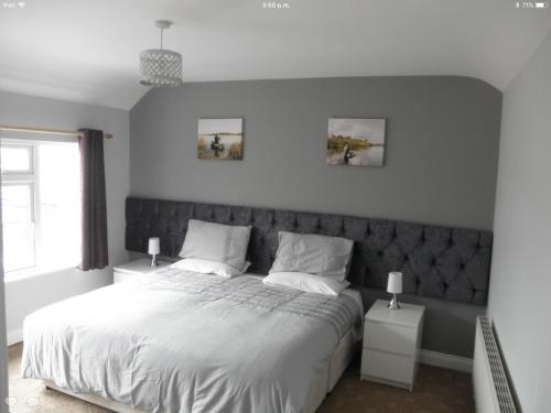 卡文Fitzpatrick's Tavern and Hotel的卧室配有一张带白色床单和枕头的大床。