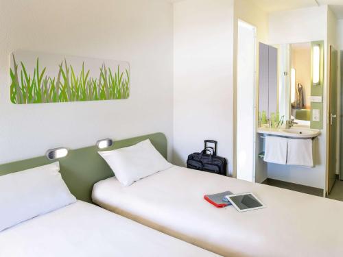 宜必思斯图加特市北经济酒店客房内的一张或多张床位