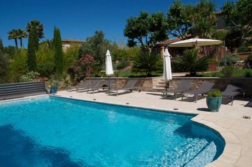 格里莫德阿维兰城堡庄园酒店的一个带椅子和遮阳伞的游泳池