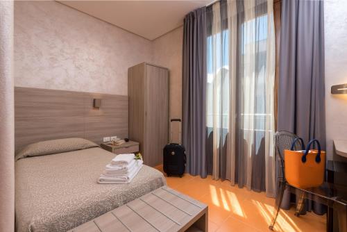 圣维托罗卡波Hotel Biancolilla的酒店客房设有床和窗户。