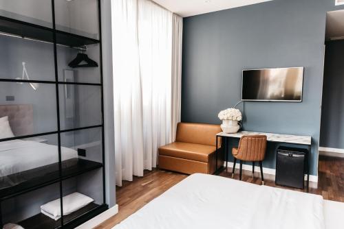 斯普利特阿伯卡盟精品客房住宿加早餐旅馆的一间卧室配有一张床、一张桌子和一把椅子