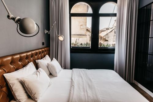 斯普利特阿伯卡盟精品客房住宿加早餐旅馆的一间卧室设有一张大床和窗户